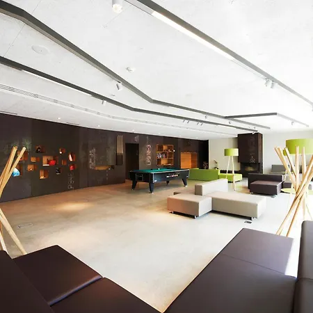 Youth * אינטרלאקן